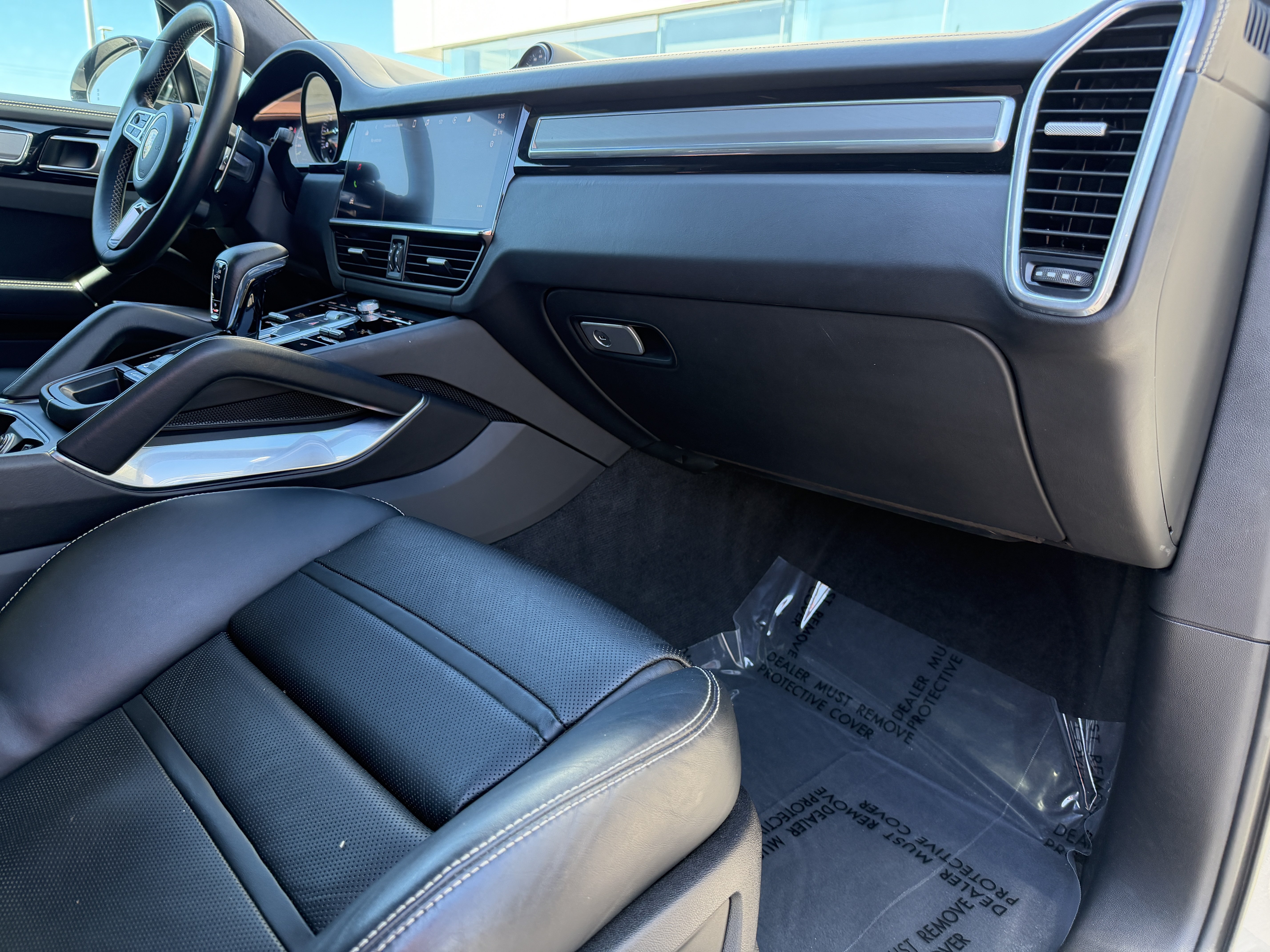 Certified 2022 Porsche Cayenne Turbo S AWD/4WD image 17