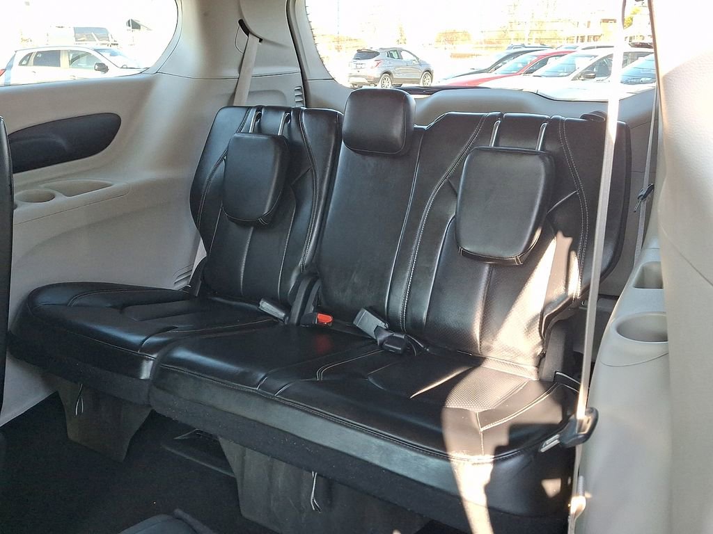 Used 2023 Chrysler Pacifica Touring-L image 13