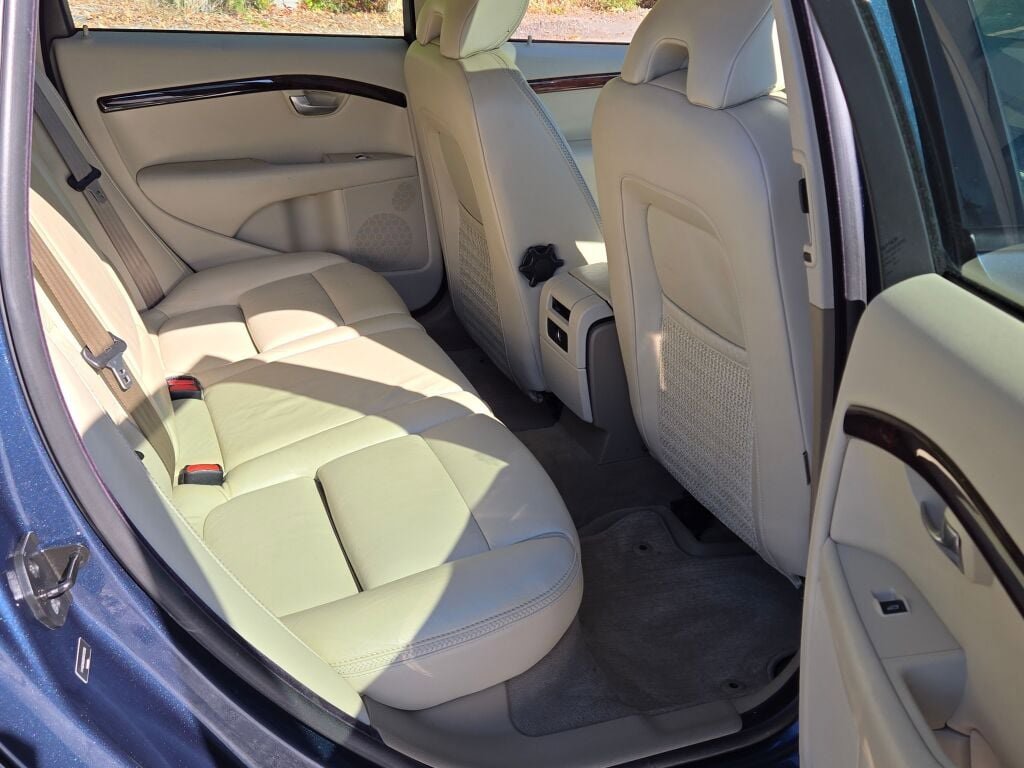 Used 2008 Volvo XC70 3.2 image 8