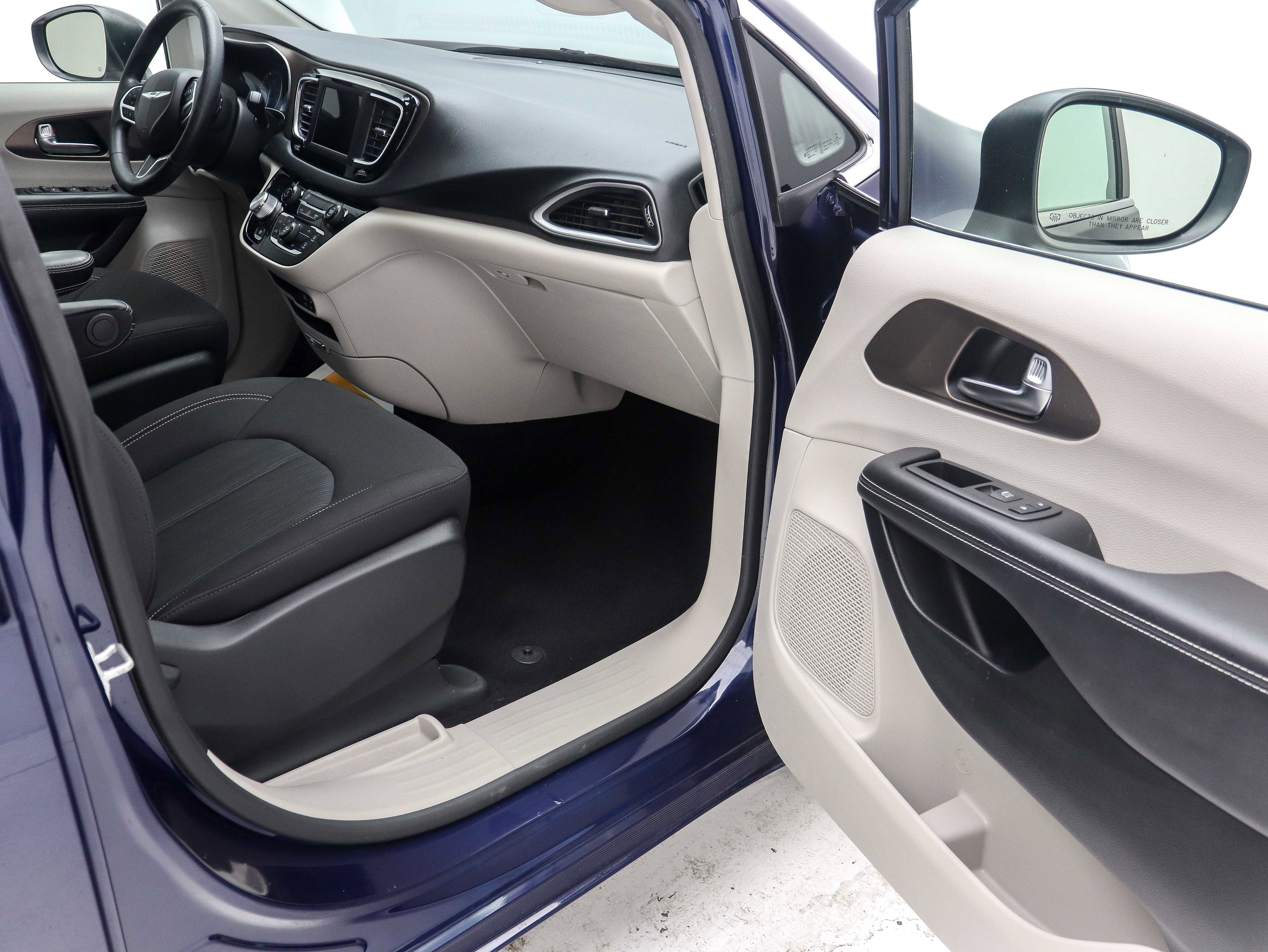 Used 2020 Chrysler Voyager LX image 17