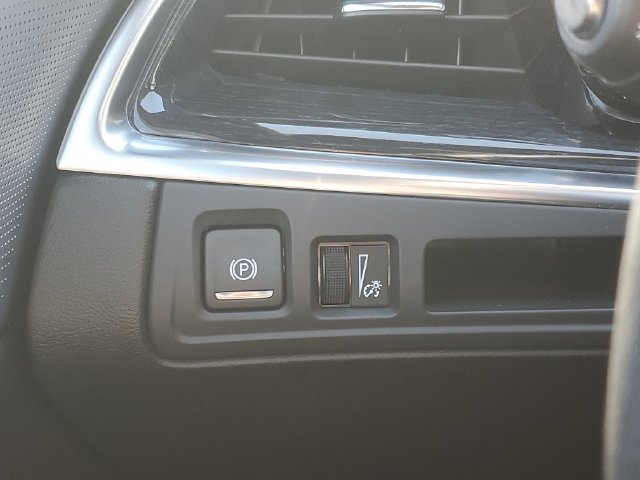 Certified 2024 Cadillac XT5 Premium Luxury w/ LPO, Floor Liner Package AWD/4WD image 16