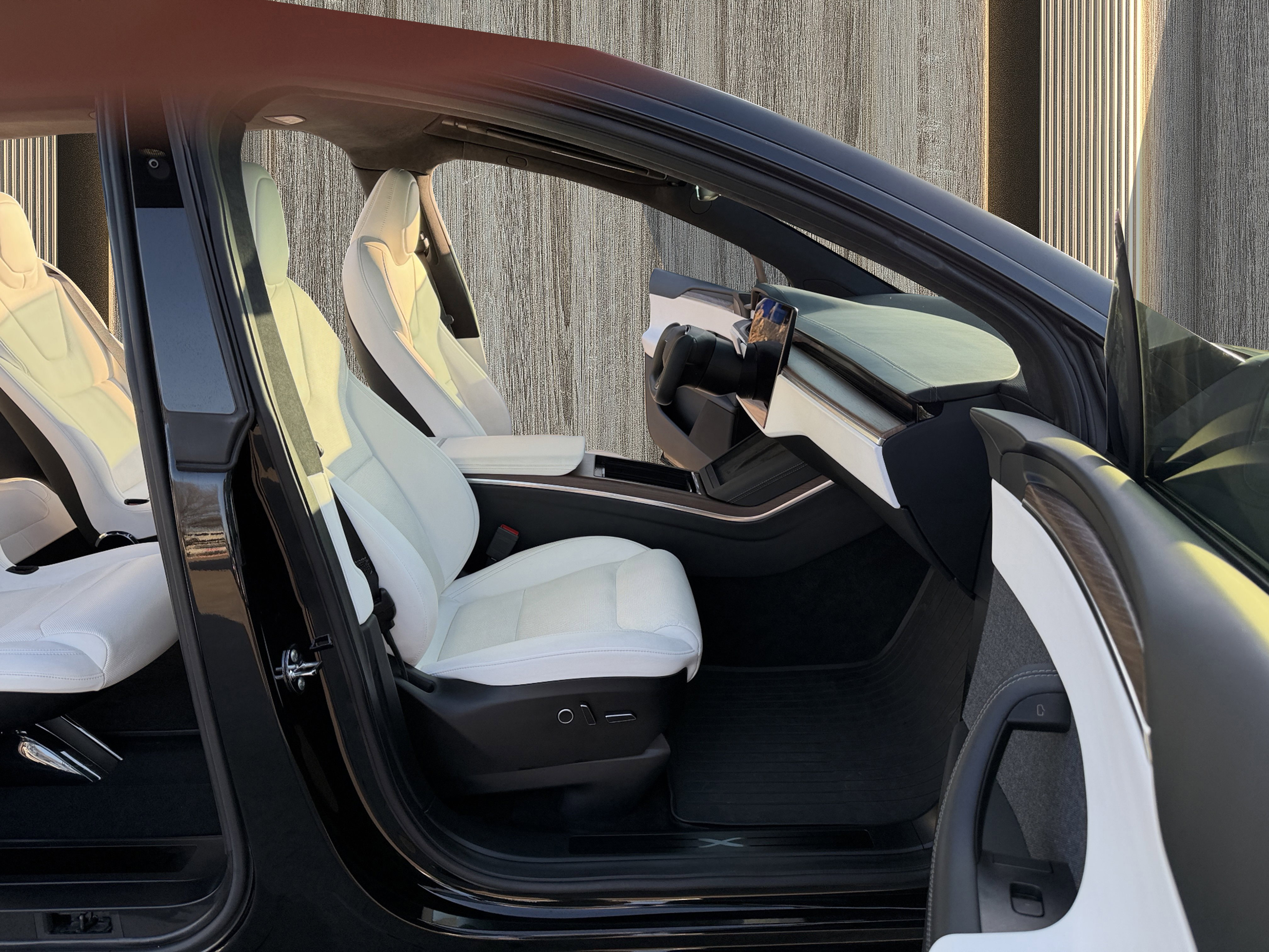 Used 2022 Tesla Model X image 59