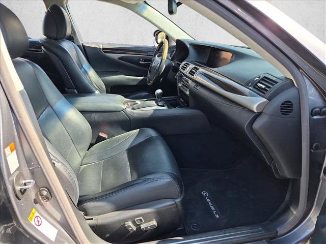 Used 2015 Lexus LS 460 w/ Comfort Package RWD image 21