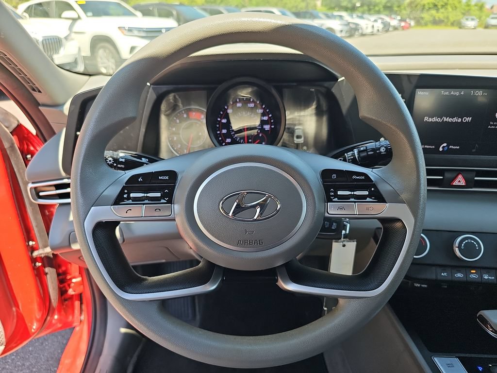 Used 2023 Hyundai Elantra SE w/ Cargo Package FWD image 17