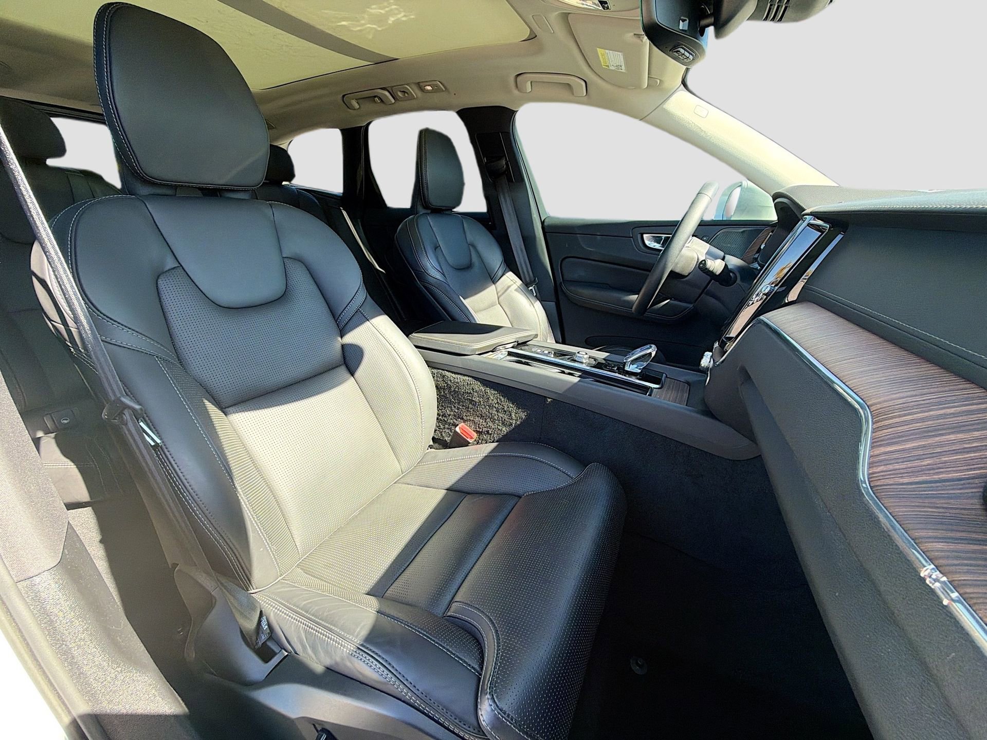 Used 2023 Volvo XC60 B5 Ultimate w/ Climate Package image 16