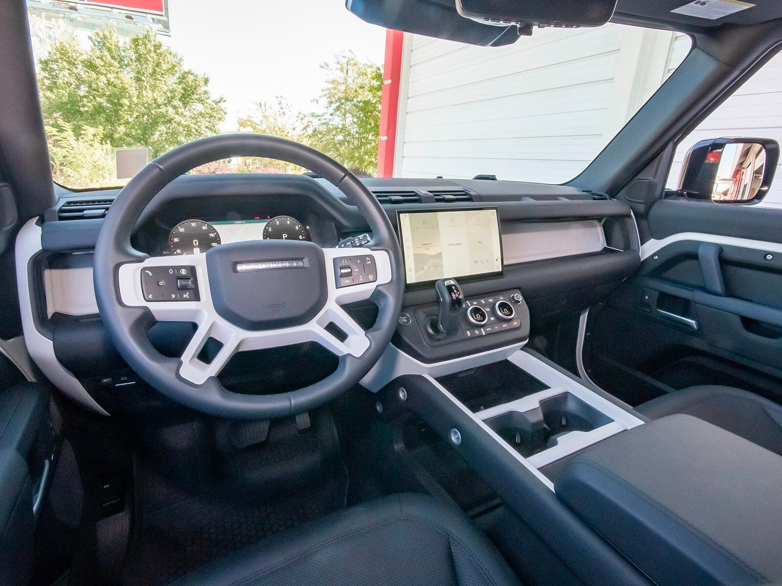 Used 2025 Land Rover Defender 90 S image 38