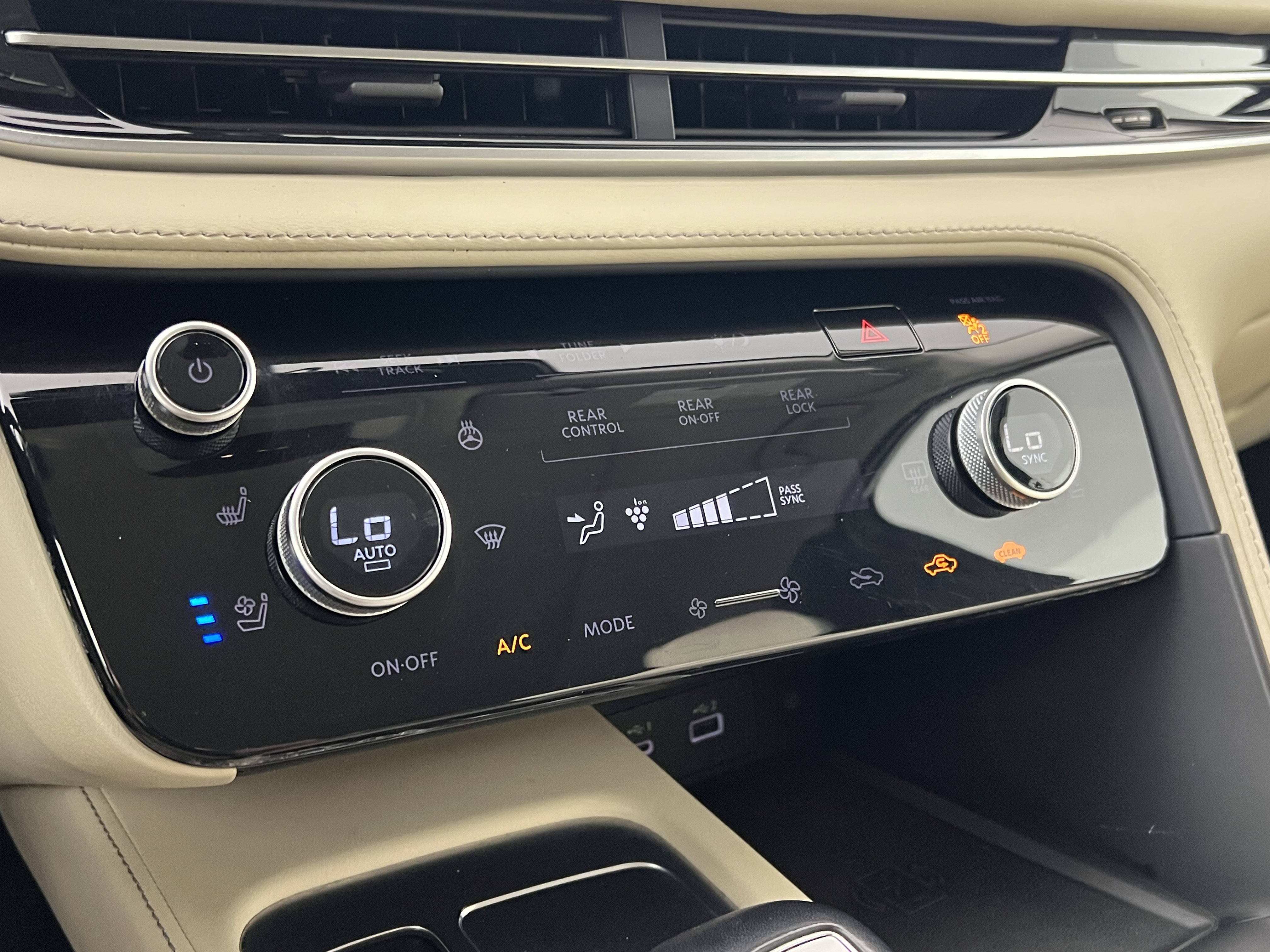 Used 2023 INFINITI QX60 Sensory w/ Cargo Package AWD/4WD image 33