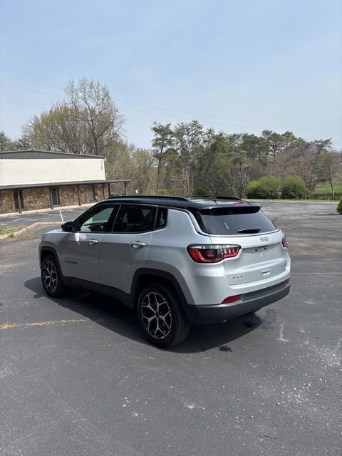 Used 2025 Jeep Compass Limited image 9