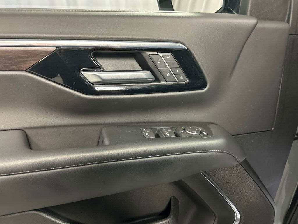 Used 2025 Chevrolet Suburban Z71 image 14