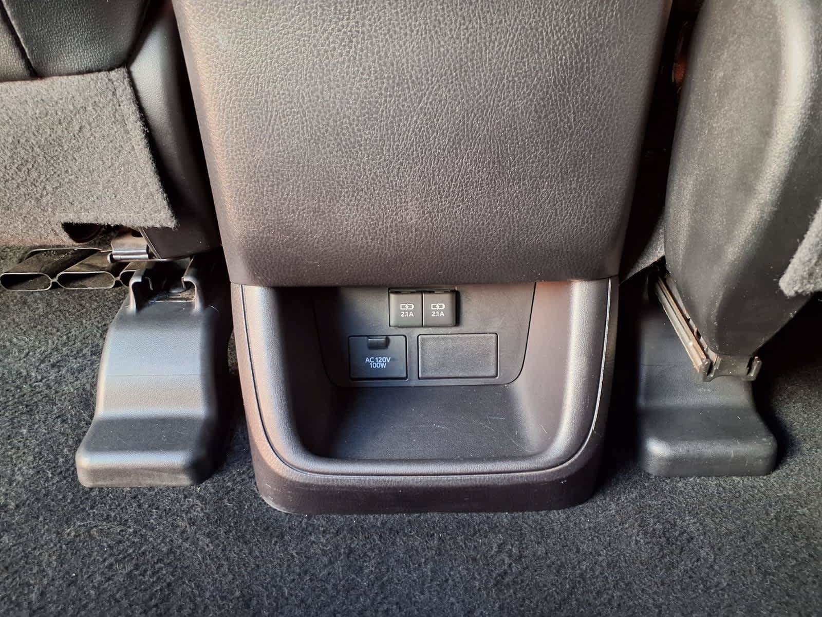 Used 2019 Toyota Highlander SE w/ Carpet Mat Package (TMS) FWD image 16
