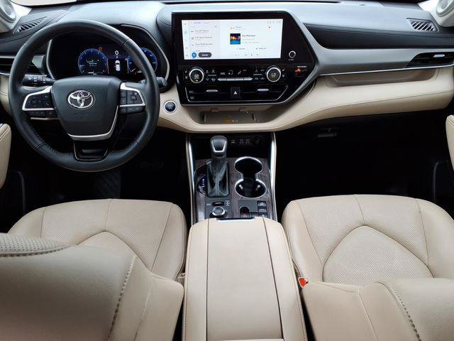 Certified 2024 Toyota Highlander Limited AWD/4WD image 18