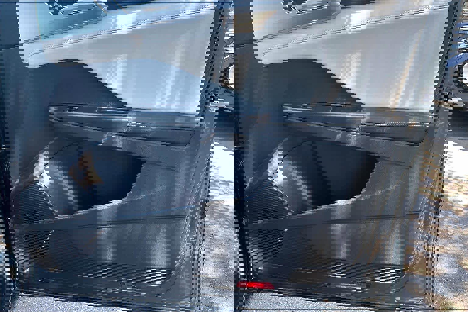 Used 2025 Volkswagen Taos SE w/ Black Wheel Package FWD image 23