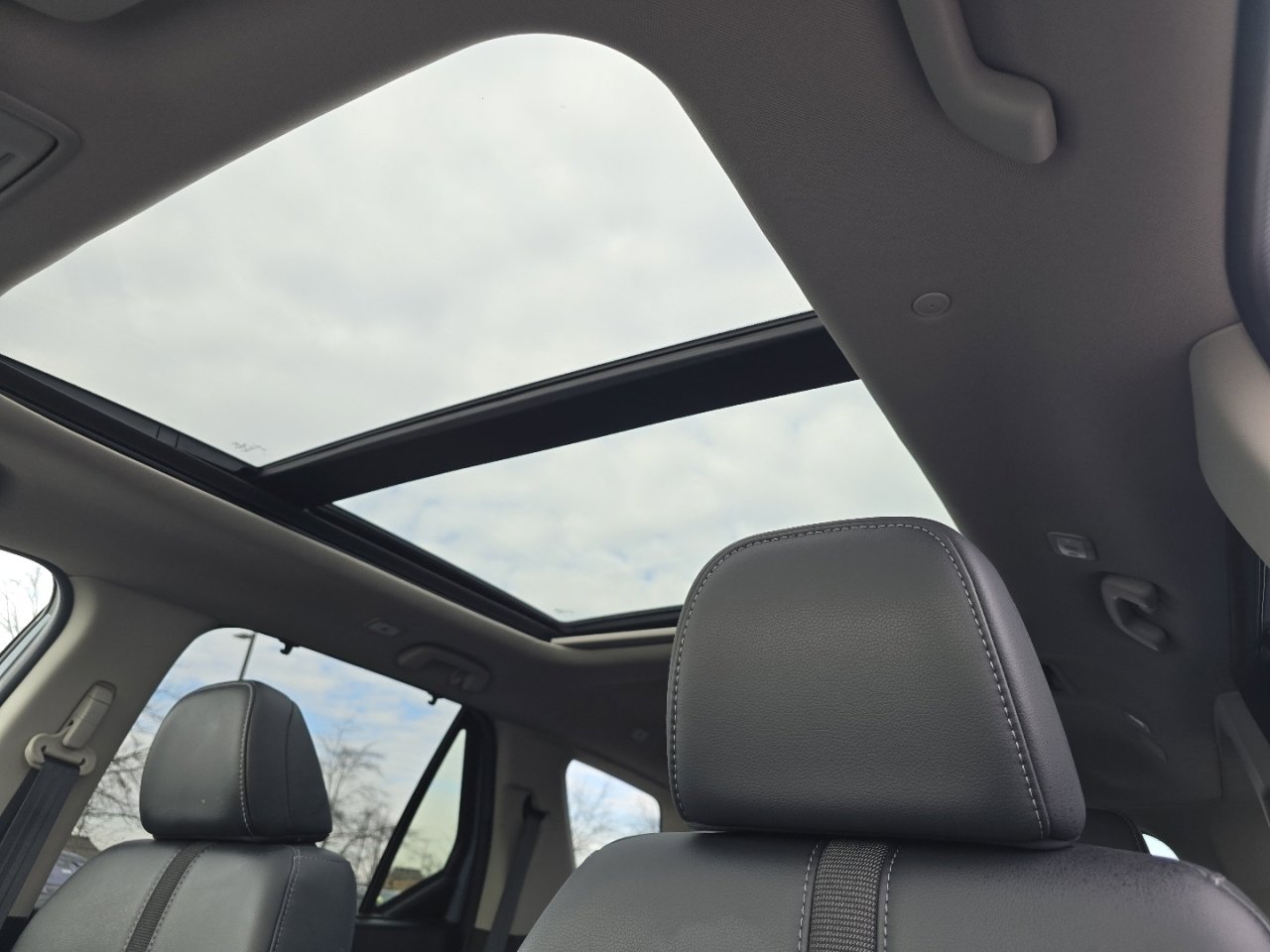 Used 2025 Honda Pilot Touring image 4