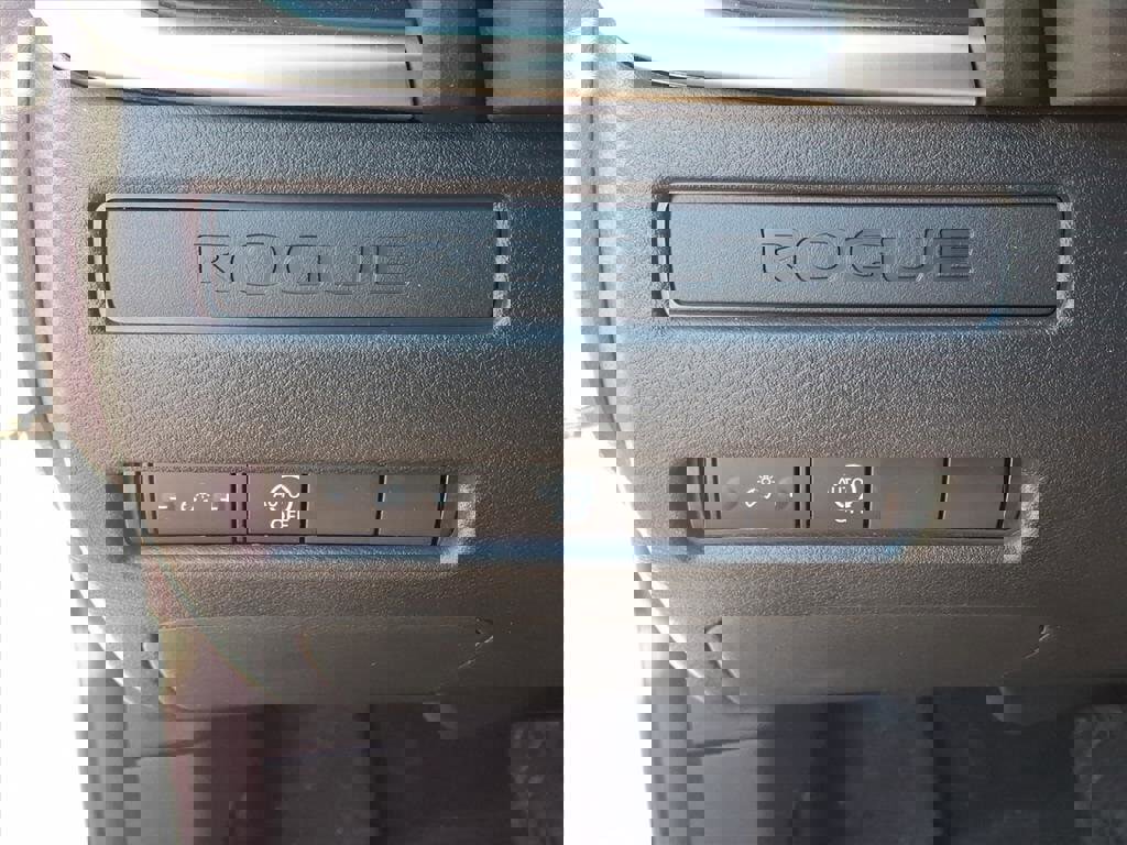 Used 2025 Nissan Rogue S image 14