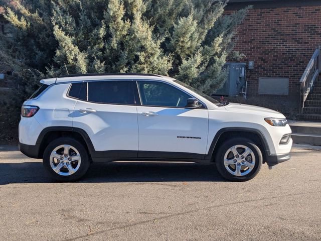 Used 2024 Jeep Compass Latitude image 2