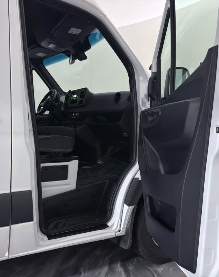 Used 2022 Mercedes-Benz Sprinter 2500 image 21