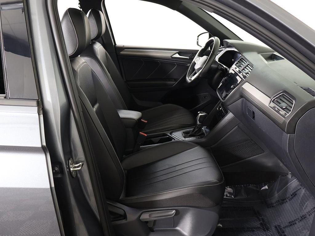 Used 2024 Volkswagen Tiguan SE R-Line FWD image 31