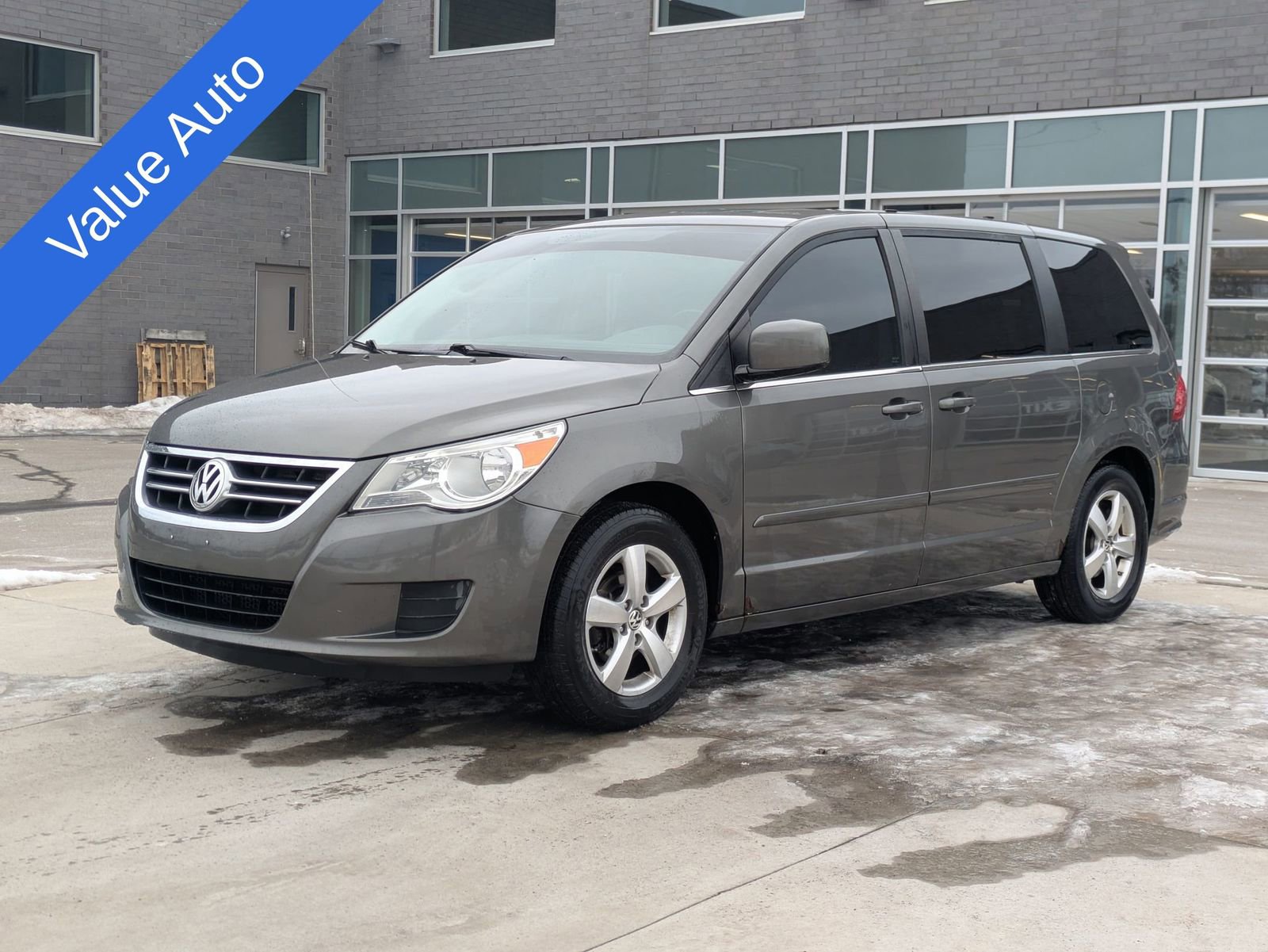 Used 2010 Volkswagen Routan SEL image 1
