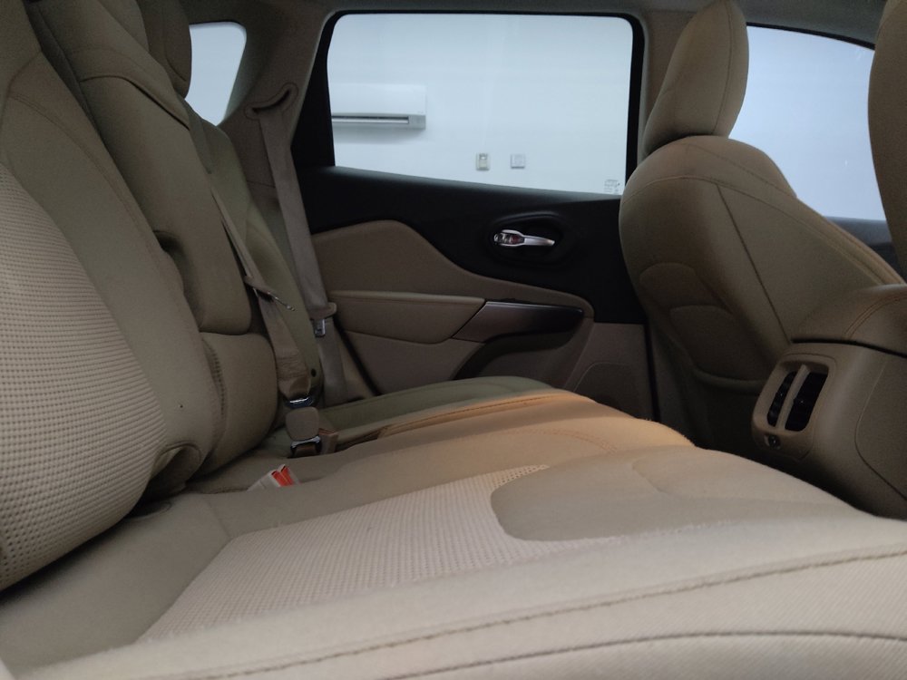 Used 2019 Jeep Cherokee Latitude w/ Popular Appearance Group FWD image 19