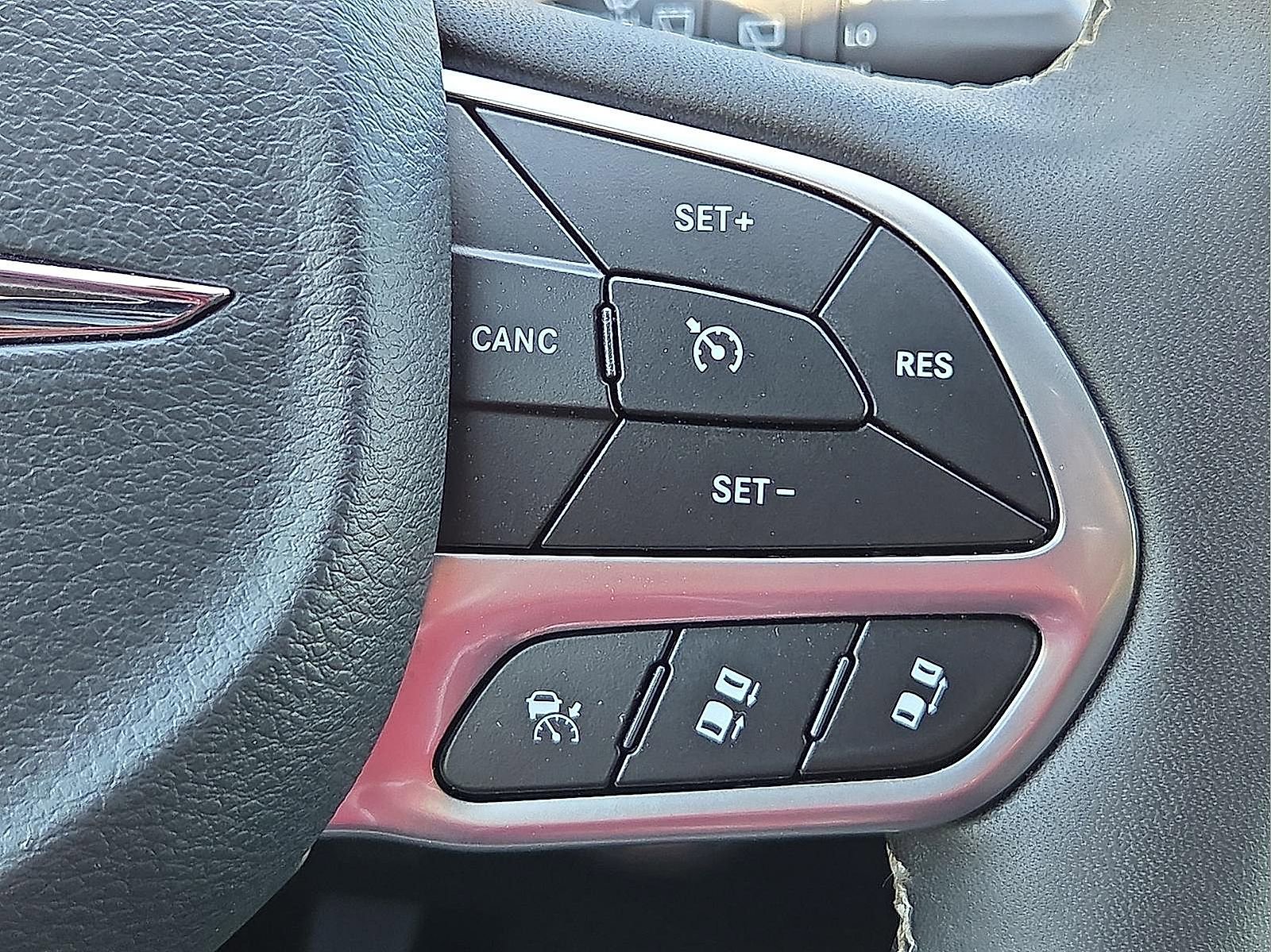 Used 2025 Chrysler Pacifica Select FWD image 20