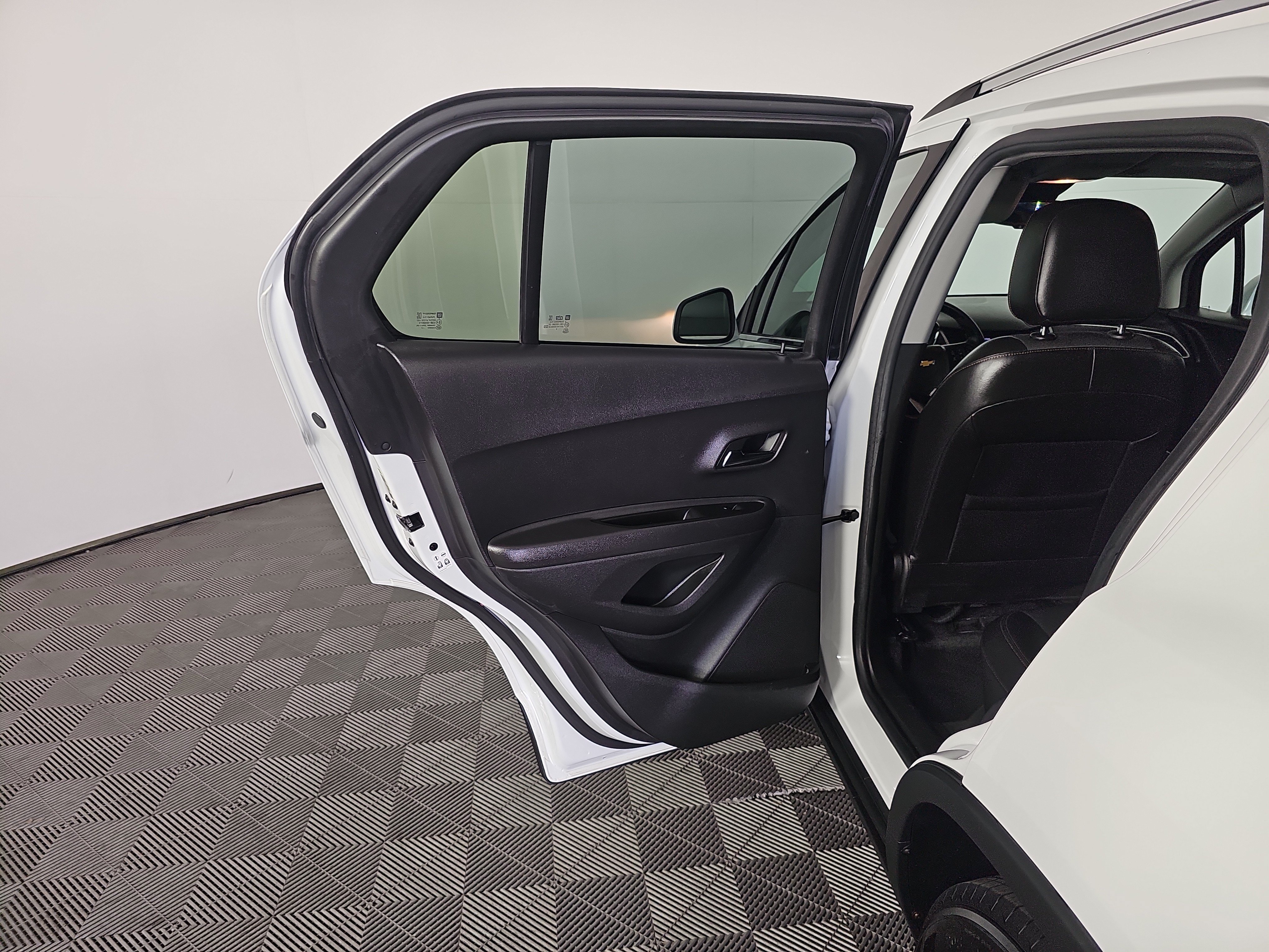Used 2020 Chevrolet Trax LT w/ LT Convenience Package FWD image 18