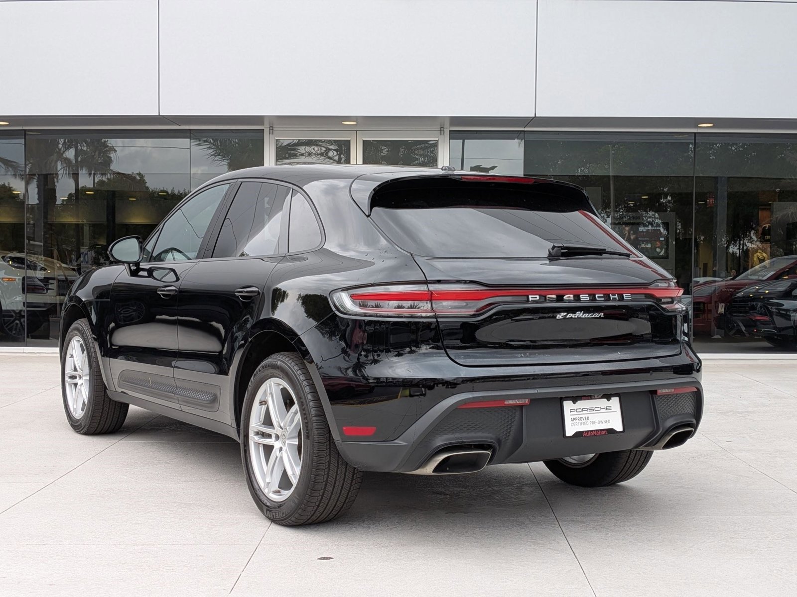 Certified 2025 Porsche Macan AWD/4WD image 3