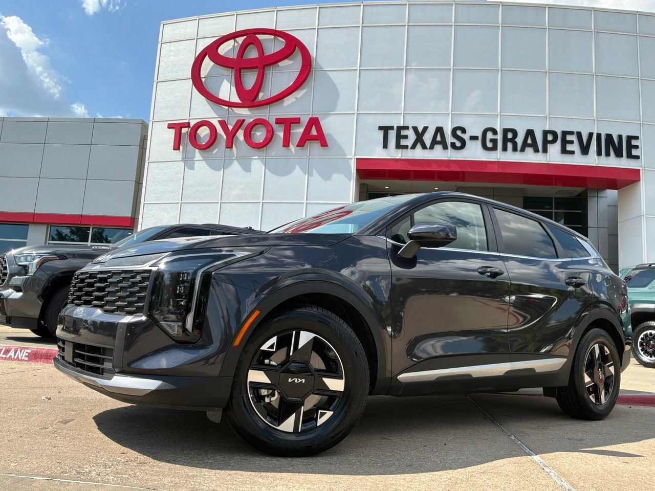 Used 2026 Kia Sportage LX FWD image 2