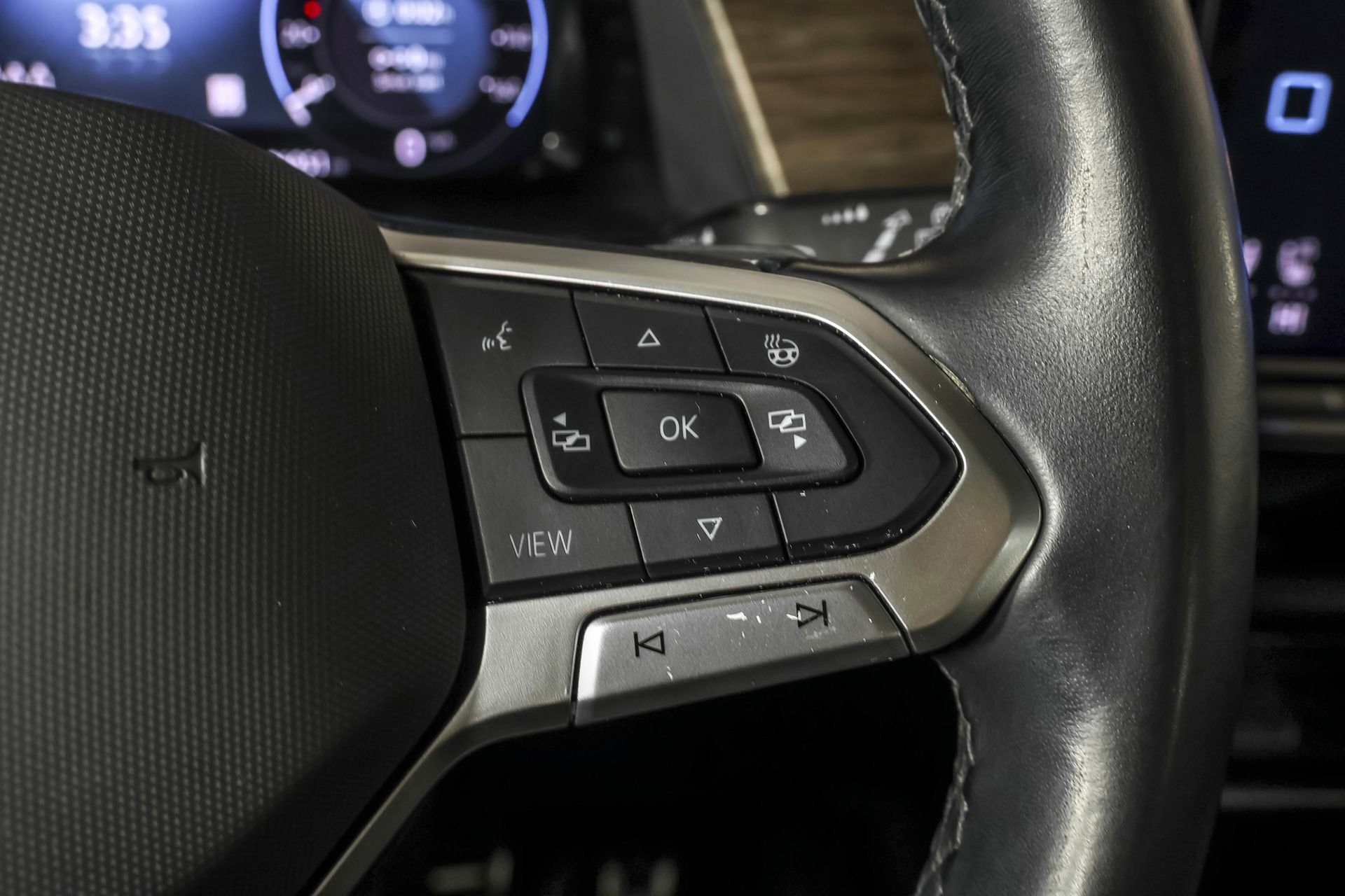 Used 2024 Volkswagen Atlas SEL Premium R-Line image 32