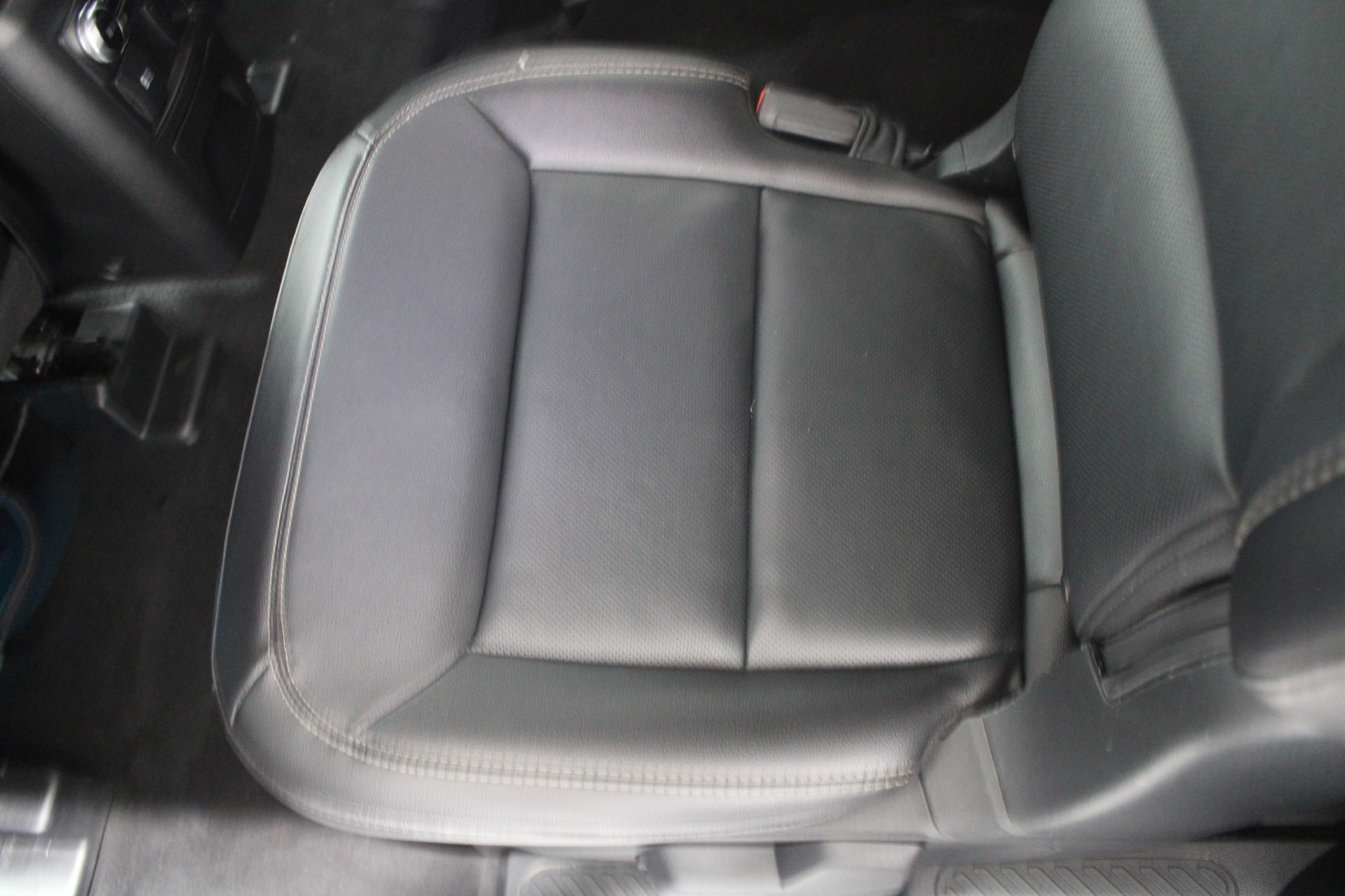 Used 2023 Ford Explorer Limited w/ Equipment Group 301A AWD/4WD image 17