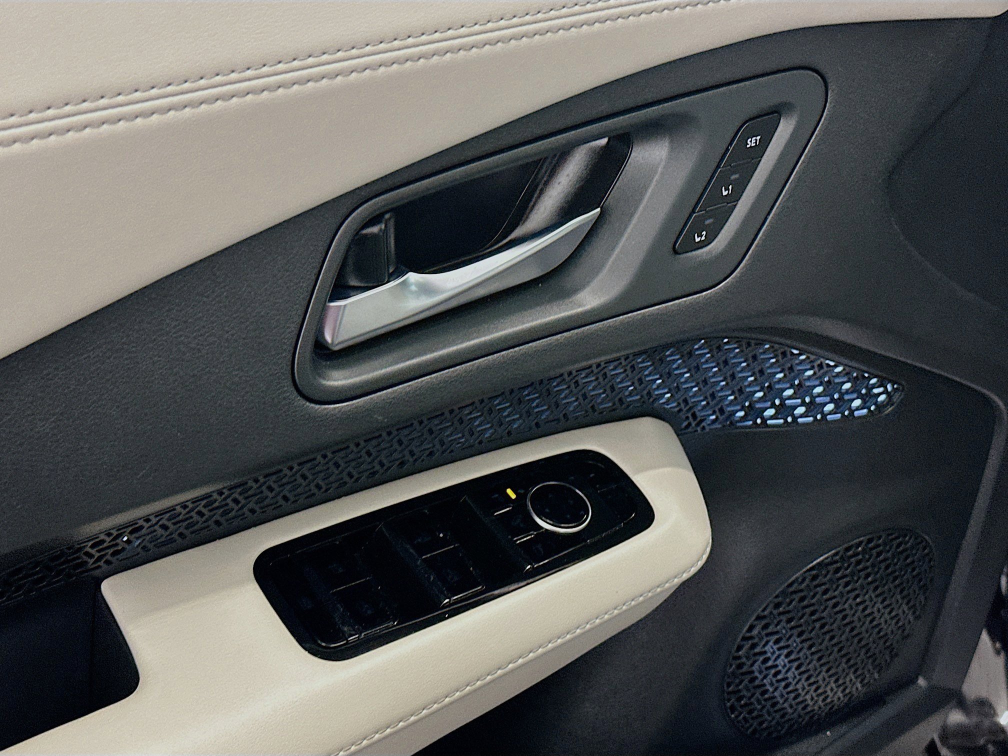 Used 2023 Nissan Ariya AWD image 15