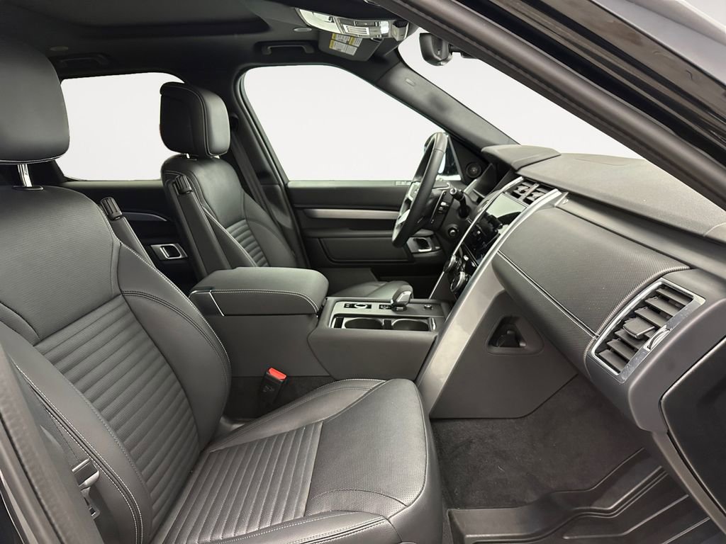 Used 2024 Land Rover Discovery Dynamic SE image 15