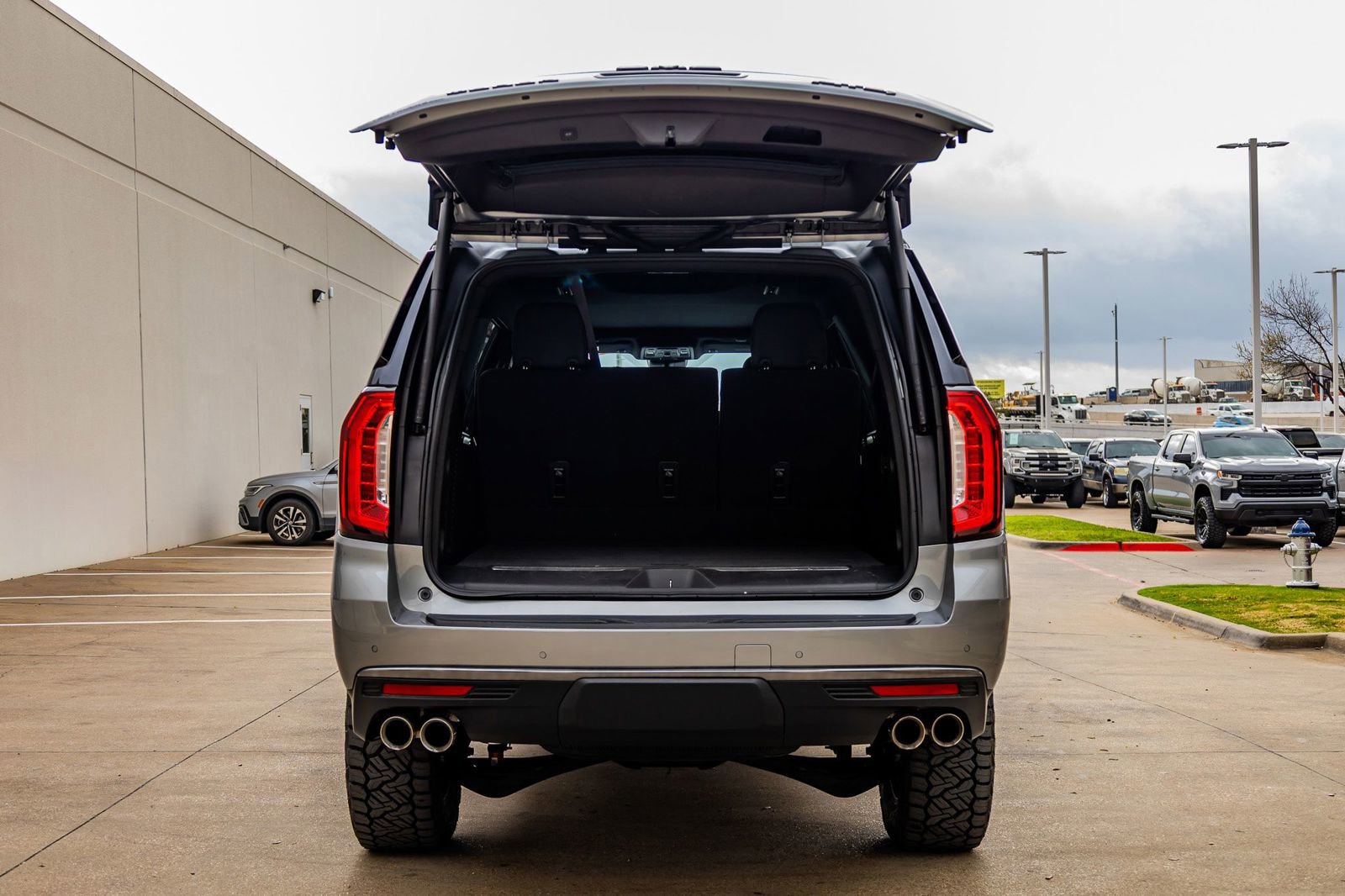 Used 2023 GMC Yukon XL AT4 image 9