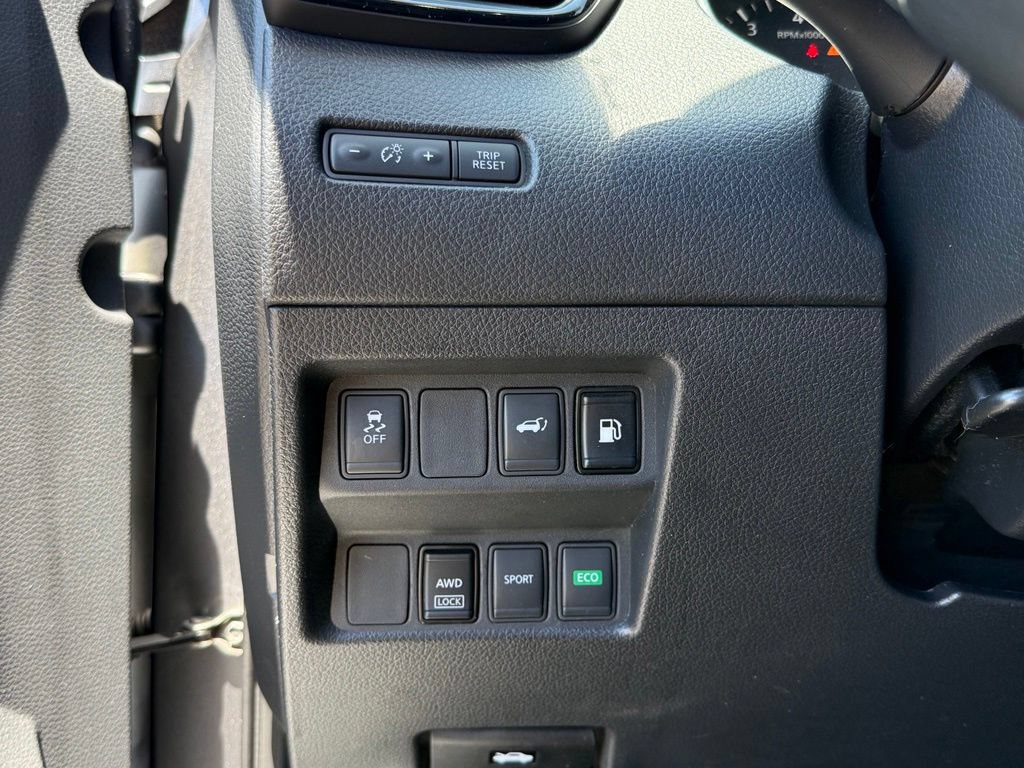 Used 2018 Nissan Rogue SV AWD/4WD image 30