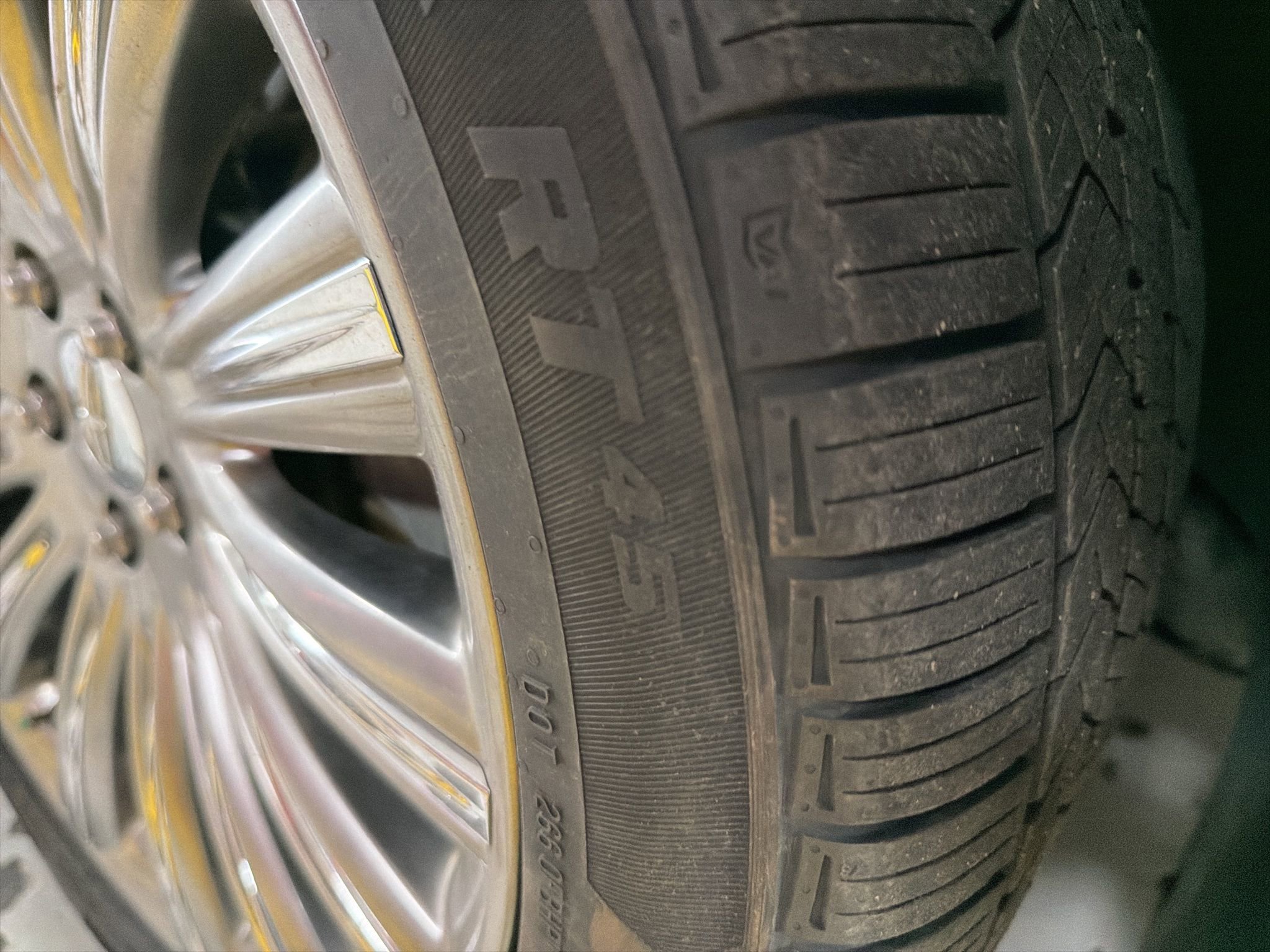 Used 2013 Lincoln MKS image 5