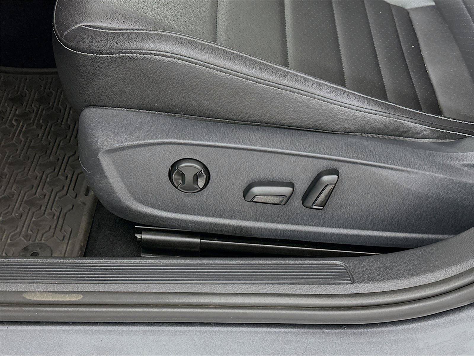 Used 2022 Volkswagen Jetta SE w/ Panoramic Sunroof Package FWD image 22