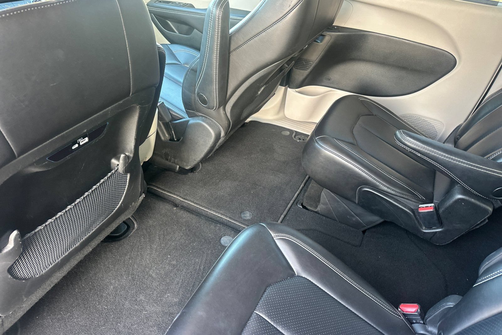 Used 2023 Chrysler Pacifica Touring-L FWD image 14