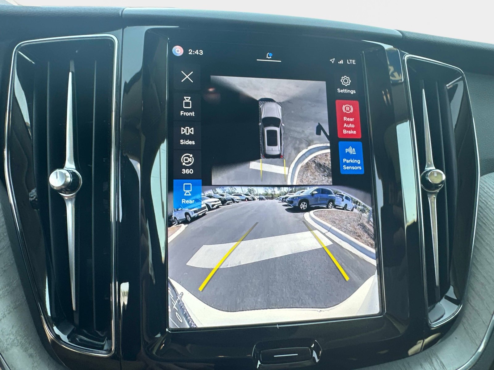 Certified 2025 Volvo XC60 B5 Plus image 23