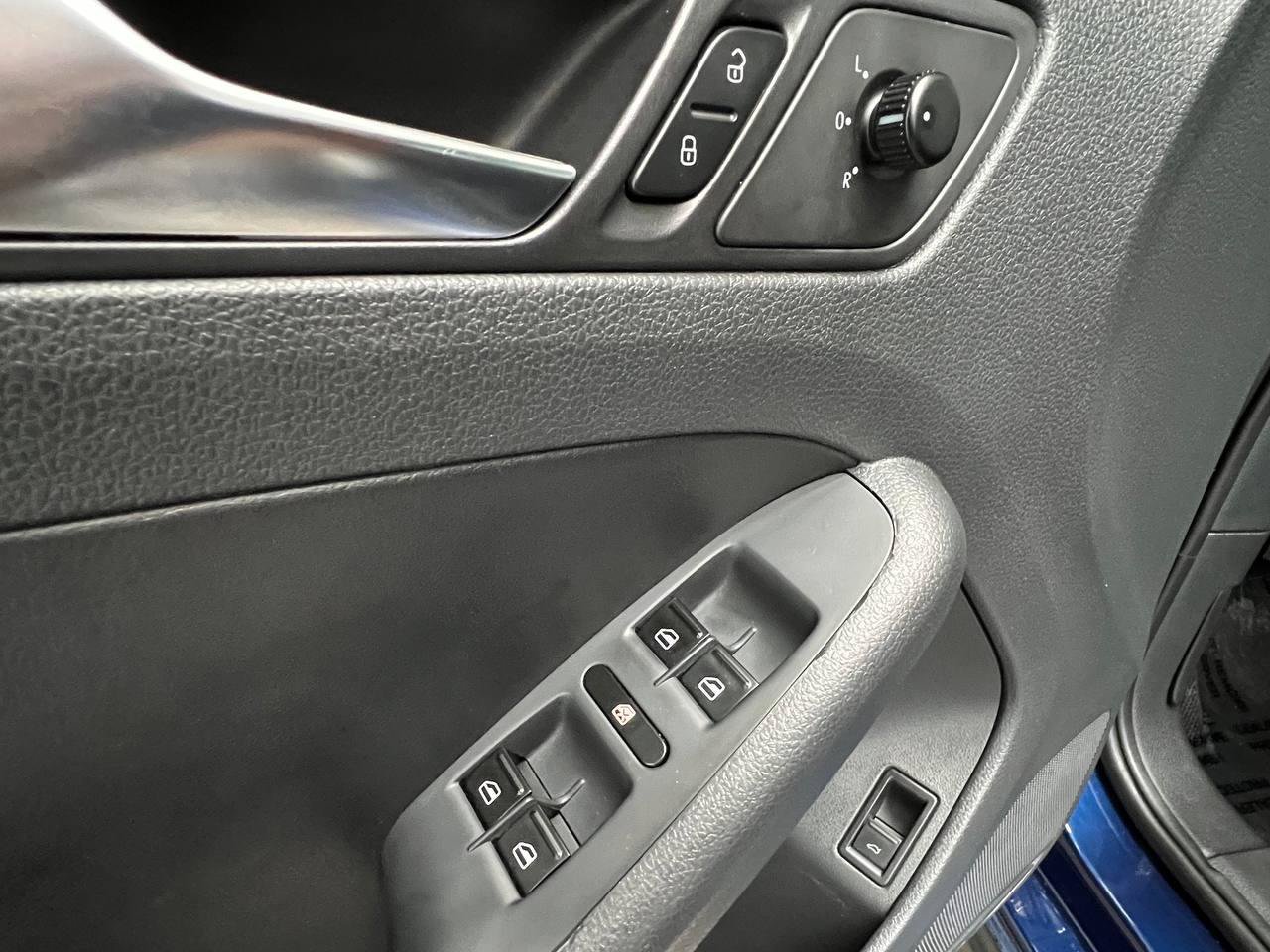 Used 2012 Volkswagen Jetta SE FWD image 21