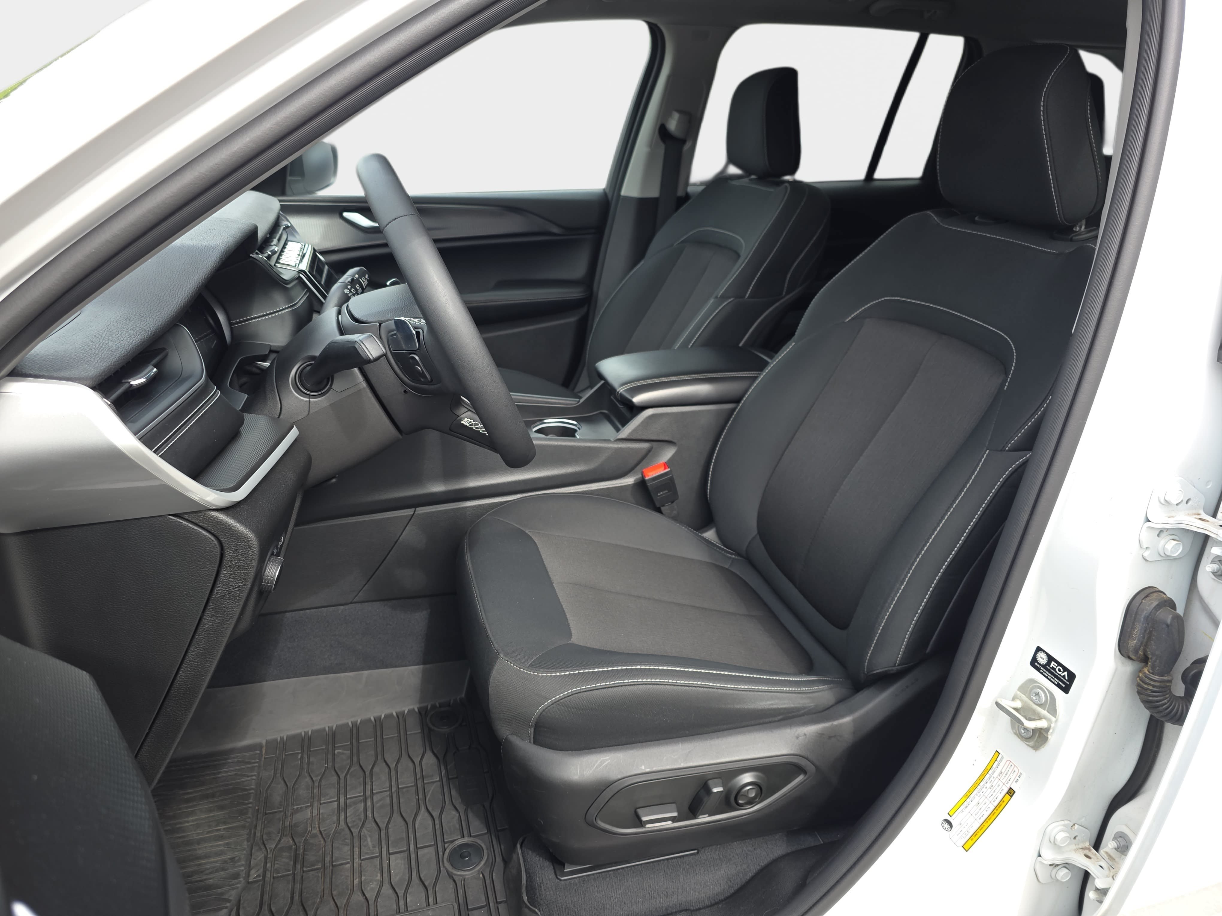 Certified 2023 Jeep Grand Cherokee Laredo AWD/4WD image 12