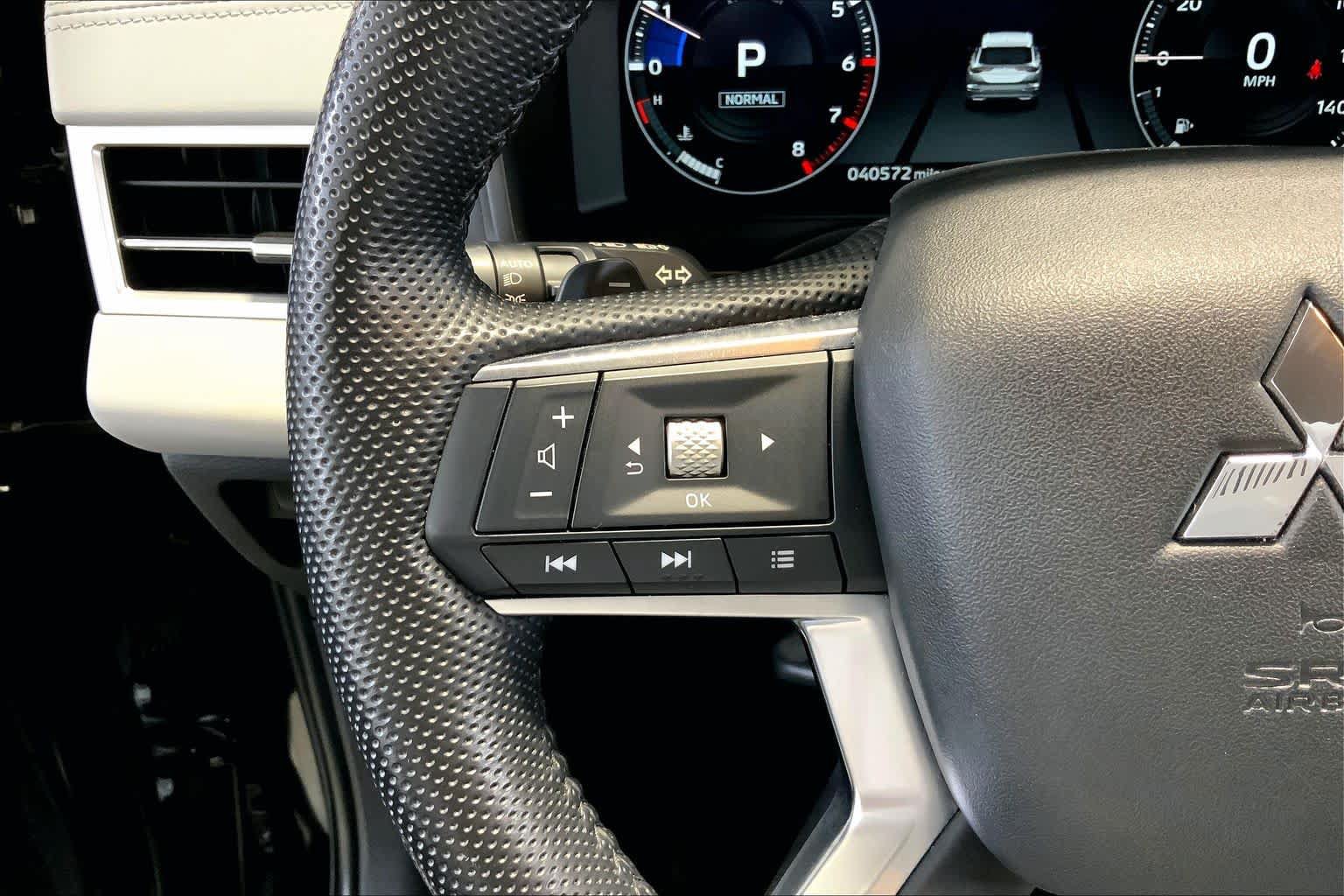 Used 2023 Mitsubishi Outlander SEL AWD/4WD image 23