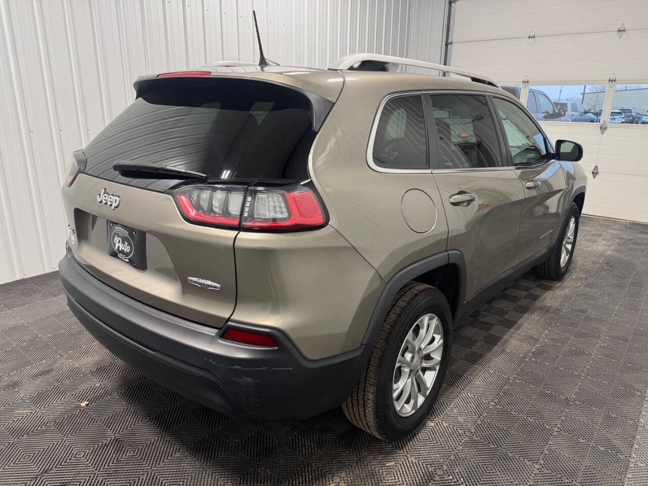 Used 2019 Jeep Cherokee Latitude w/ Cold Weather Group image 3