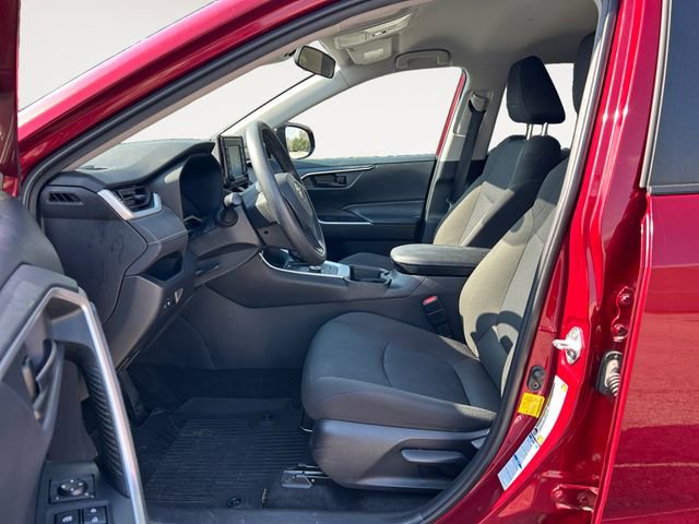 Used 2021 Toyota RAV4 LE image 9