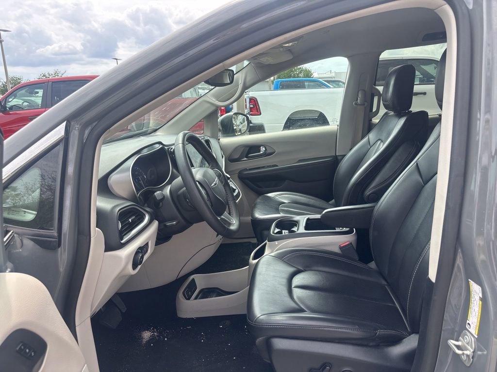 Used 2023 Chrysler Pacifica Touring-L FWD image 9