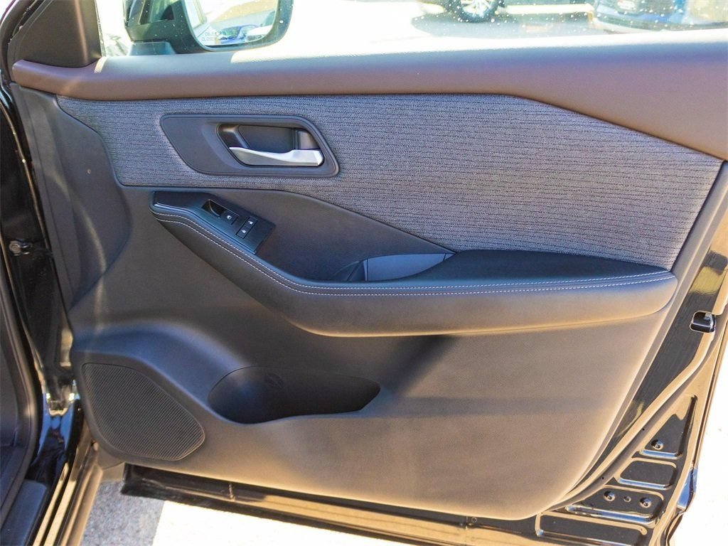 Used 2023 Nissan Rogue SV FWD image 12