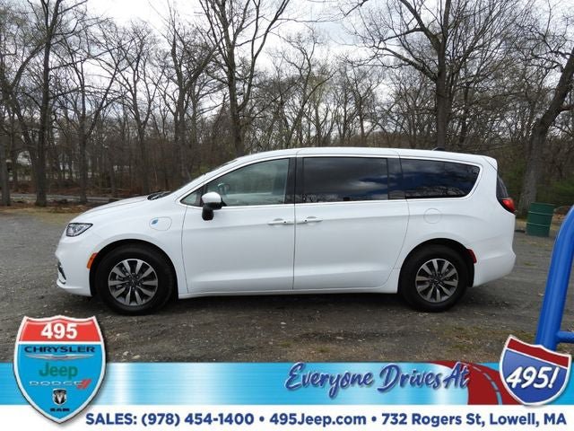 Used 2023 Chrysler Pacifica Touring-L FWD image 2