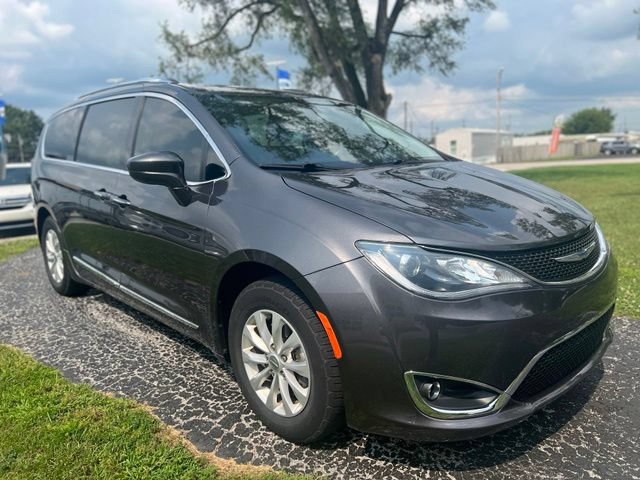 Used 2019 Chrysler Pacifica Touring-L FWD image 2