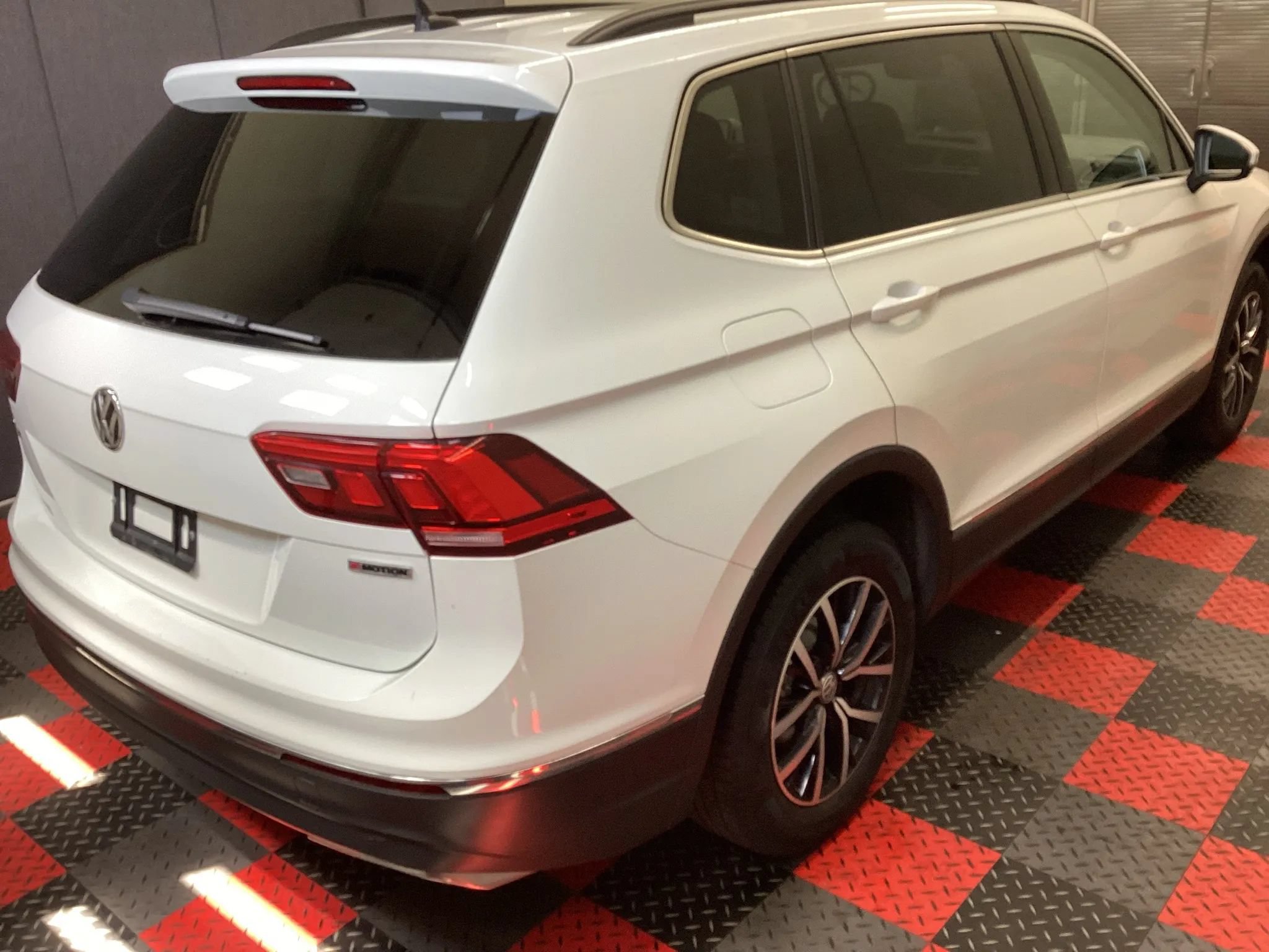 Used 2021 Volkswagen Tiguan SE w/ Panoramic Sunroof Package AWD/4WD image 3