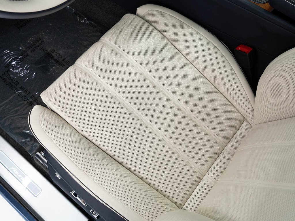 Used 2025 Bentley Bentayga image 19