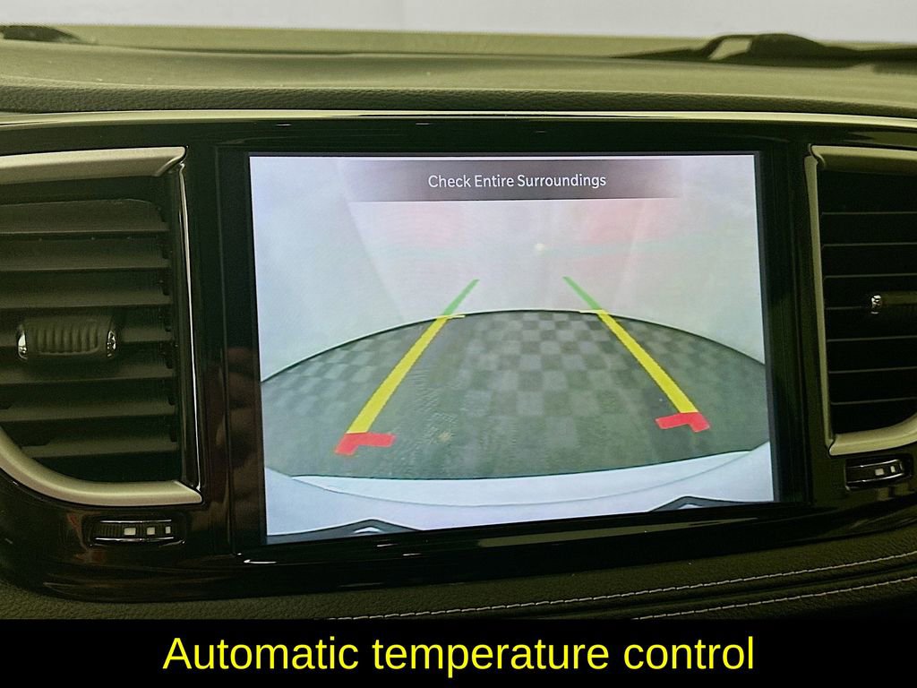 Used 2023 Chrysler Pacifica Touring-L image 18