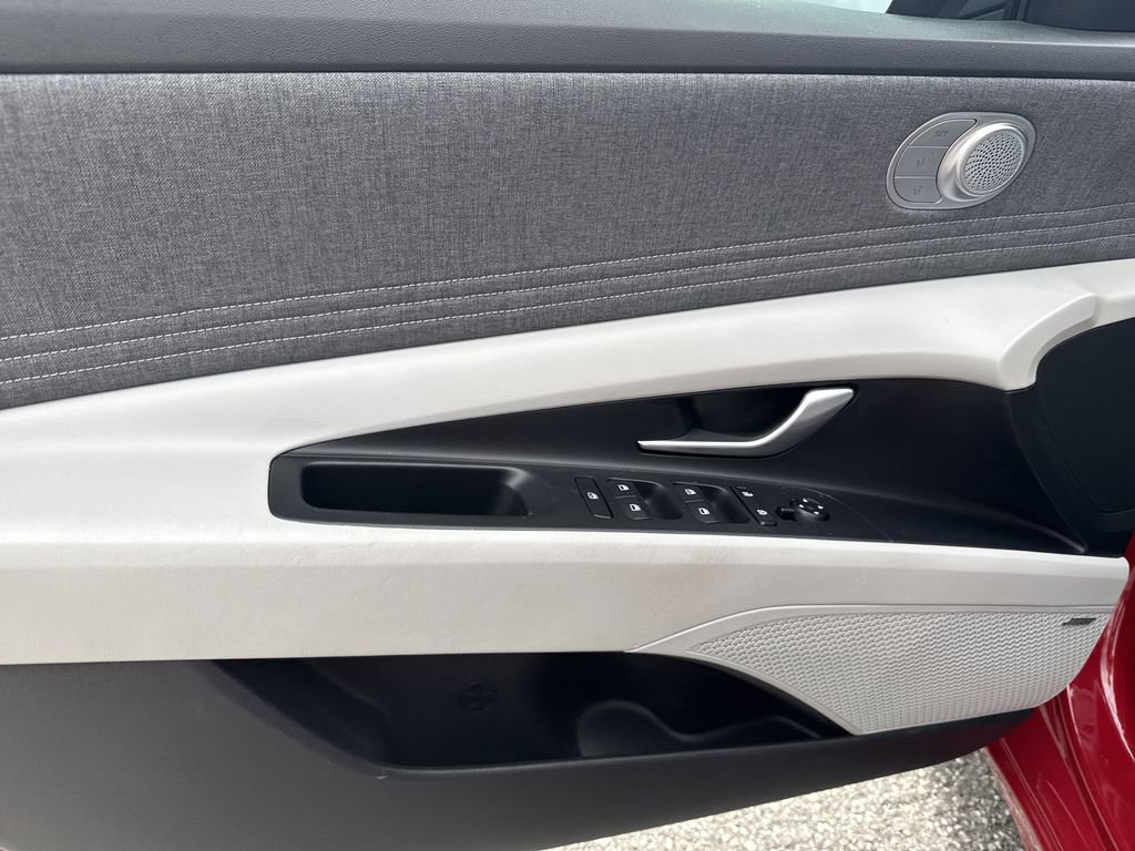 Used 2023 Hyundai Elantra Limited image 10